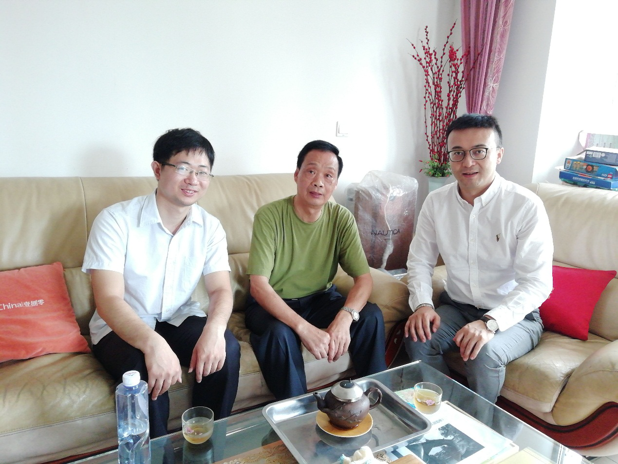 图1：听取陈培爱教授（中）建议.png